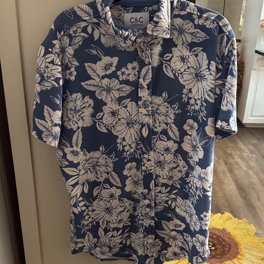 C&C California Blue and White Floral Short-Sleeve Button-Down Shirt